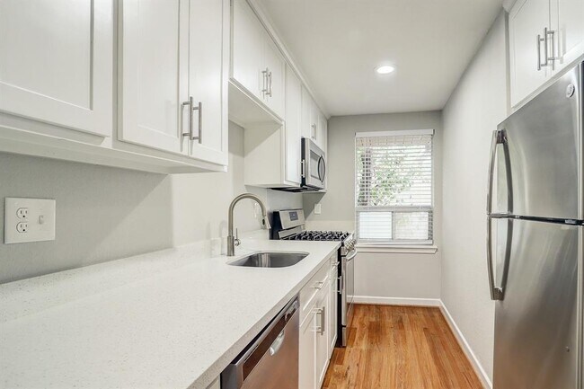 Building Photo - 2647 Greenbriar Dr