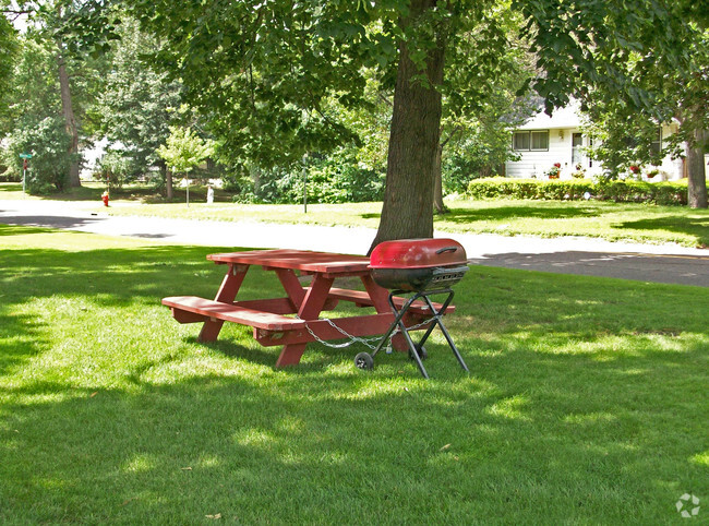 Outdoor Bench & Grill - Wheelock Parkway Apartments