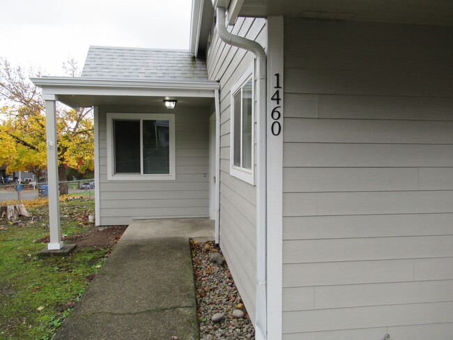 Building Photo - Nice Clean 2 bedroom in S. Salem