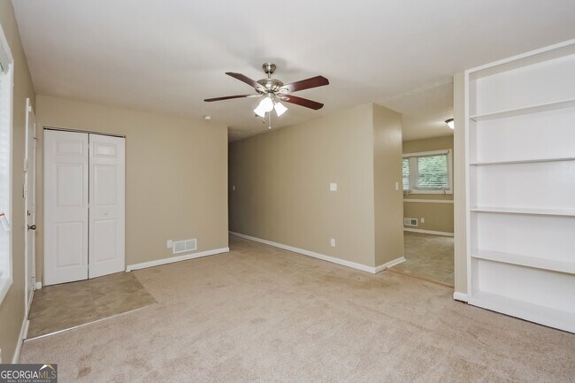 Building Photo - 464 Pinecrest Dr