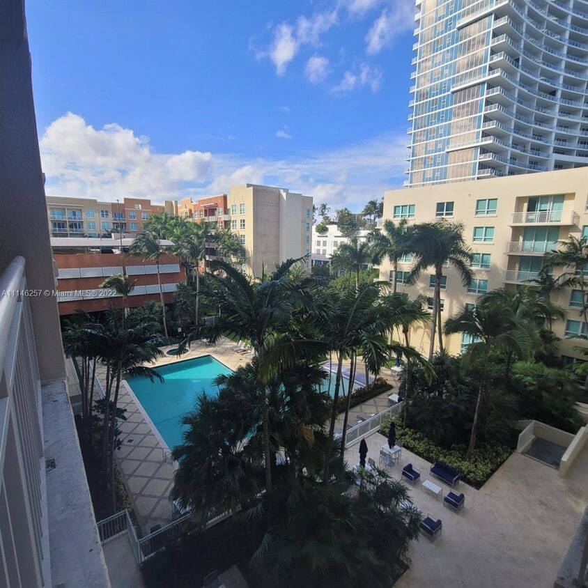 Primary Photo - 2000 N Bayshore Dr