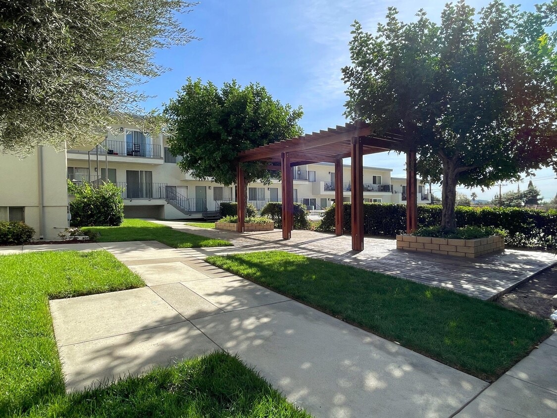 Foto principal - 2841 Montrose Ave
