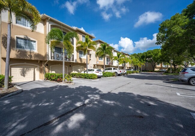 Building Photo - 1100 Crestwood Ct S