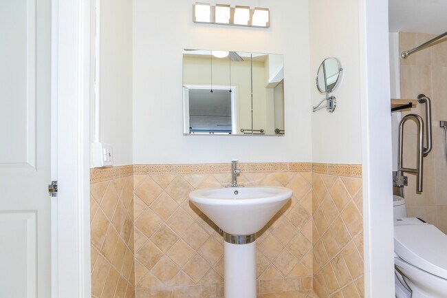 Foto del edificio - 2444 Hihiwai St
