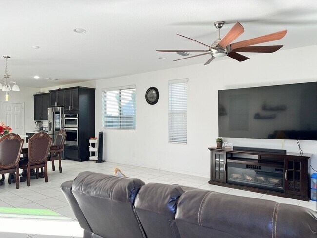 Building Photo - 3 Bedroom Single Family Home in Phoenix