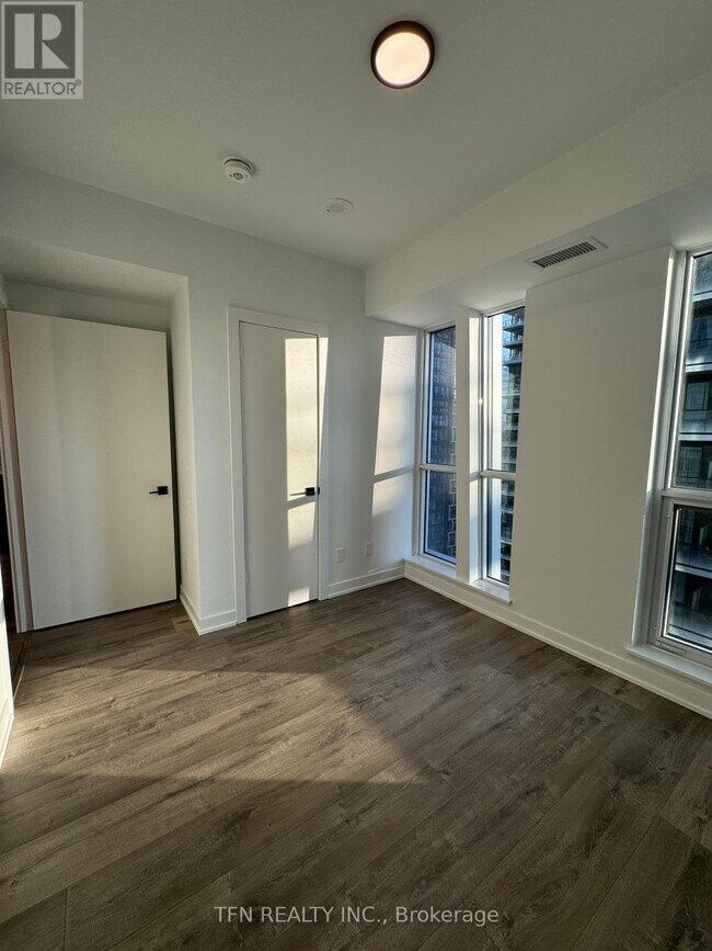 Photo du bâtiment - 327 King St W