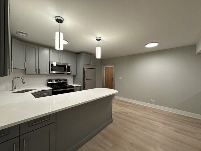 Building Photo - 1220 N La Salle Dr