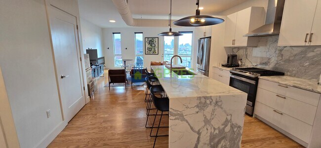 Foto del edificio - Spacious 2BR/2BA Condo with Fireplace, Balcony & In-Unit Laundry – Pittsburgh