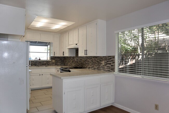 Building Photo - Pet friendly 4-Bedroom Home in Newark- 2 D...