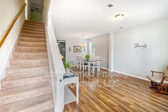 Foto del edificio - 159 Meadow Wood Rd