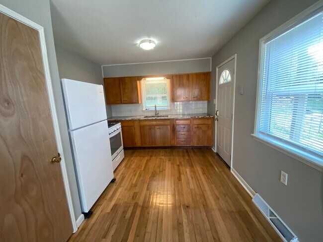 Building Photo - Convenient 2BR Rental Near Amenities: Your...