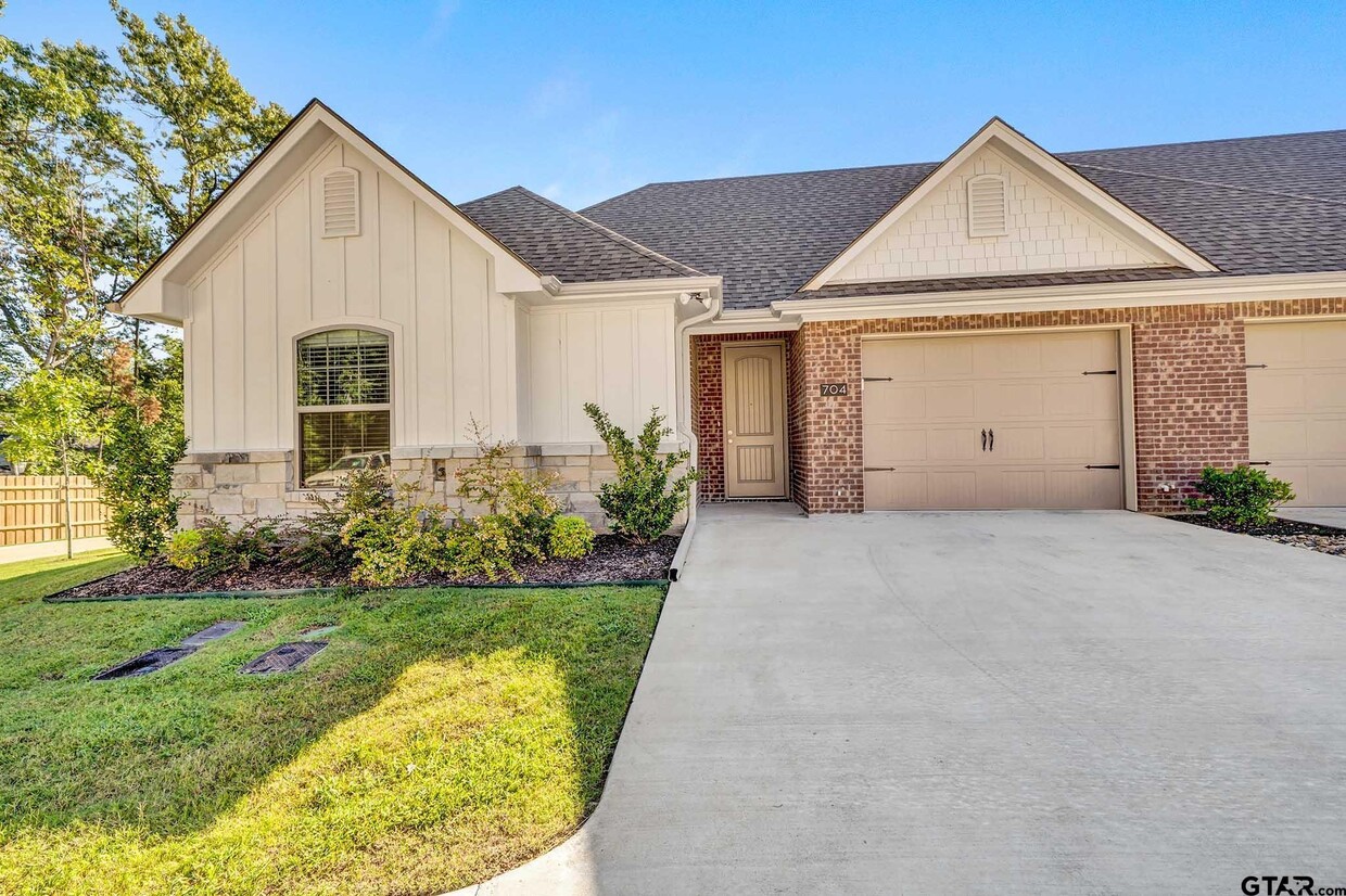 Foto principal - 5905 Eagles Nest Blvd