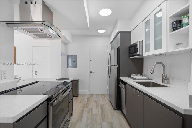 Building Photo - 300 Bayview Dr