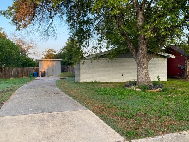 Foto del edificio - Adorable house on Large LOT 3 Bedroom 2 ba...