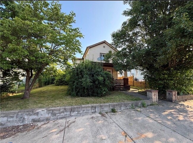 Building Photo - 303 E Lutton St