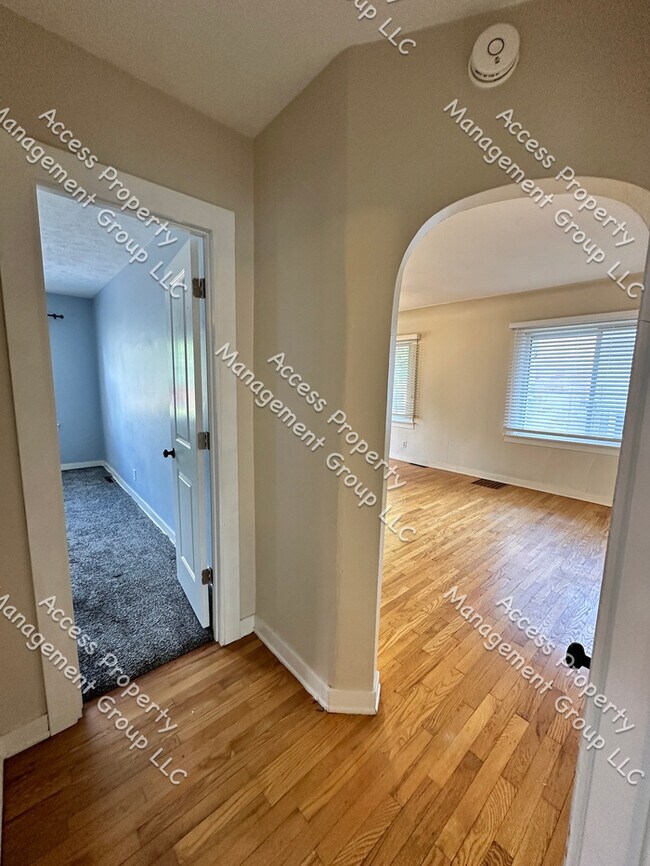Building Photo - NW Side Updated Two Bedroom With Garage