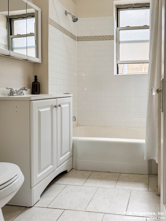 Foto del edificio - 5040 N Winchester Ave