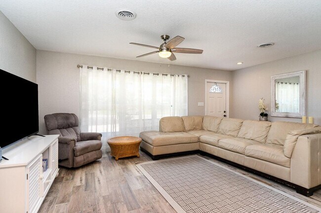 Foto del edificio - 1052 Pine Tree Dr