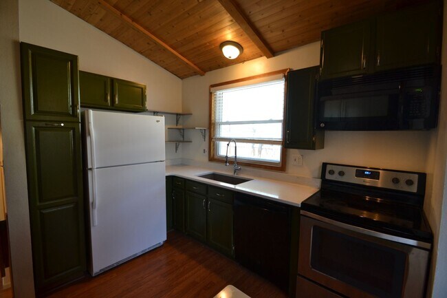 Foto del edificio - 4 Bedroom Home Available Near COS Airport!