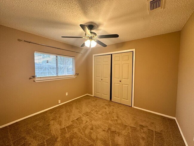 Building Photo - 522 Oakdale Dr