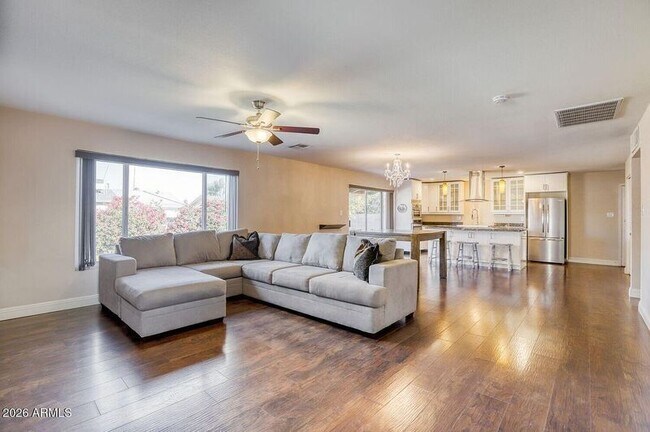 Foto del edificio - 8640 E Wilshire Dr