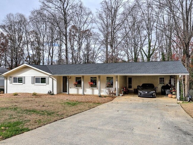 Building Photo - 720 Brookline Dr SE