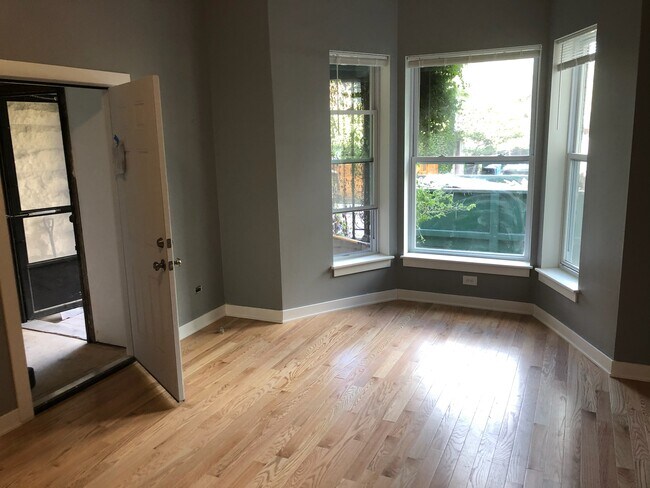 Living Room - 5521 S Dorchester Ave