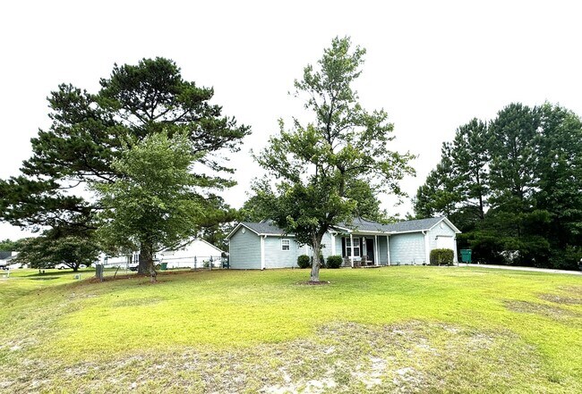 Building Photo - 4 Bedrooms/2 Bath Ranch Home!