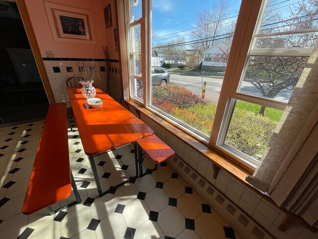 Foto del edificio - Charming 4BR House in Saco