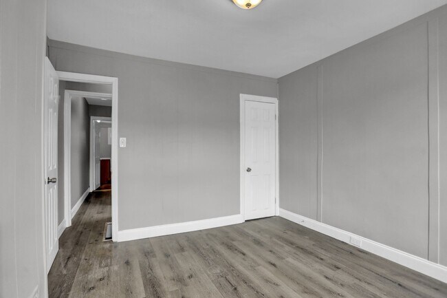 Building Photo - Updated & Ready to Move In