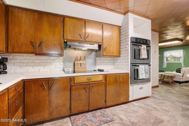 Building Photo - 681 Emar Dr