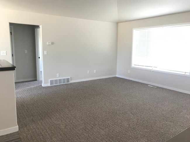 Building Photo - 5 bed 3 bath