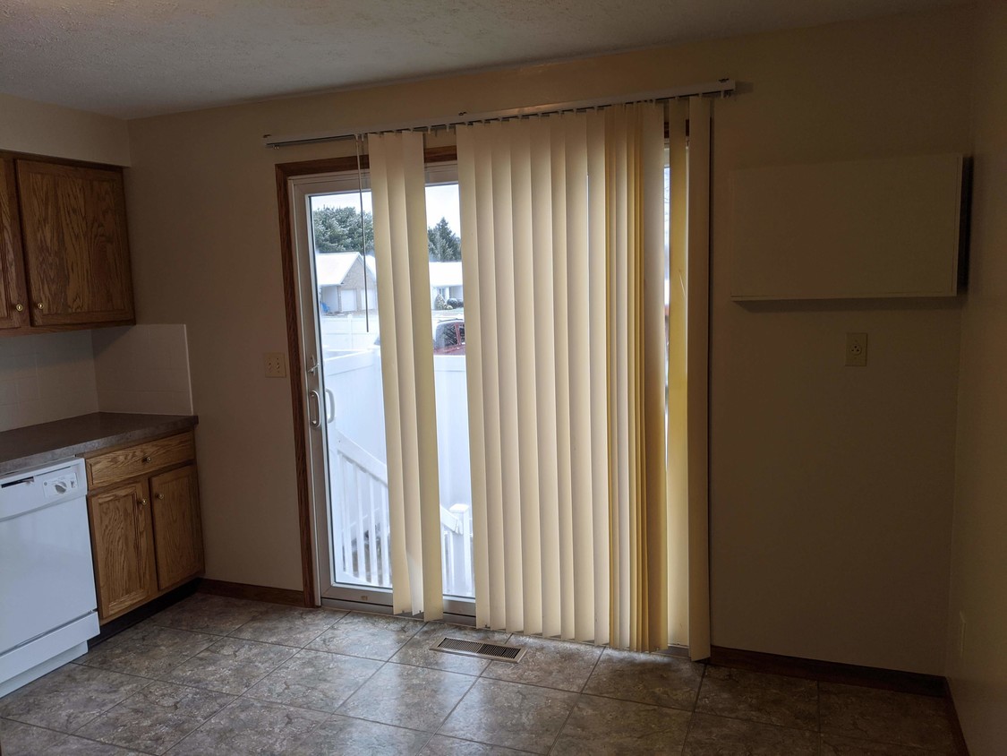 Kitchen with eat-in dining area - 1172 Yuma Cir NE