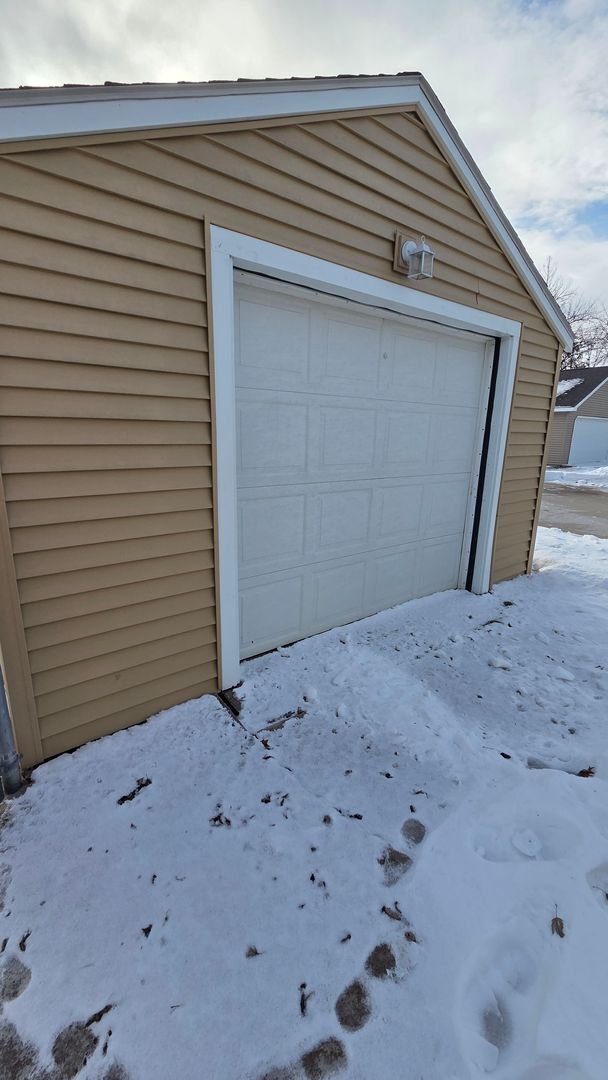 Building Photo - 2 bed 1bath home with detached garage