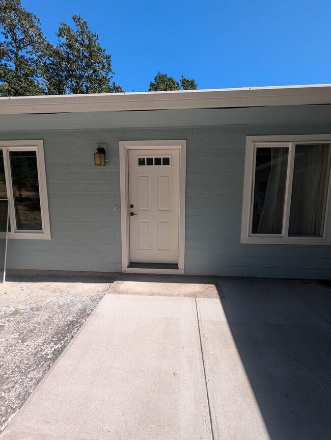 Building Photo - 3 bed, 2 bath on edge of town