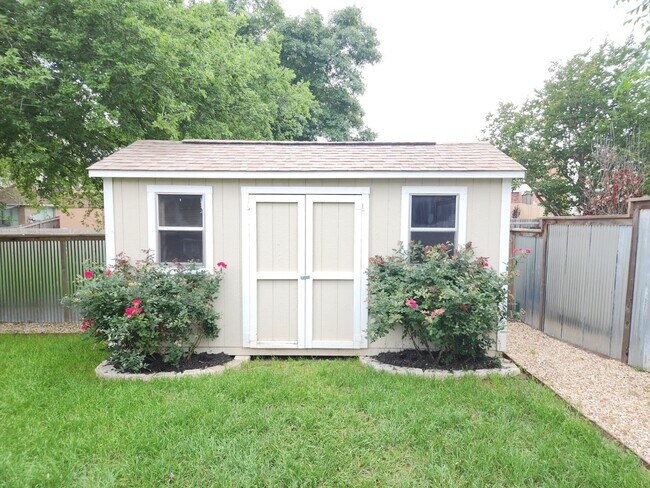 Building Photo - Super Cute 2 BR located in Live Oak with m...