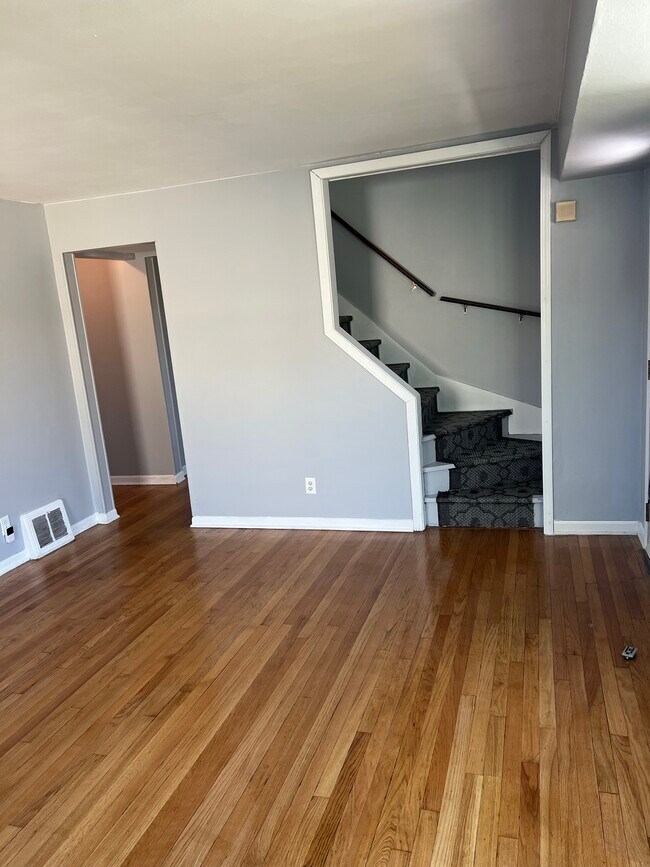 Front door entrance/Staircase to upstairs - 1469 Forest Ave