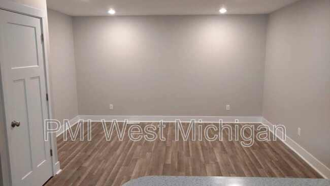 Building Photo - 548 W Elm St