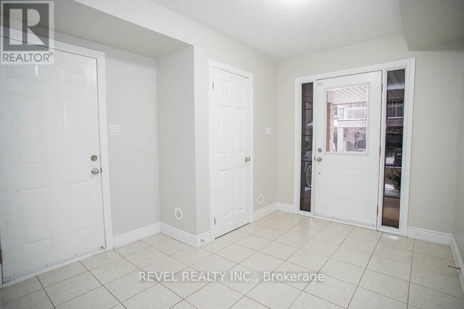 Building Photo - 2435 Greenwich Dr