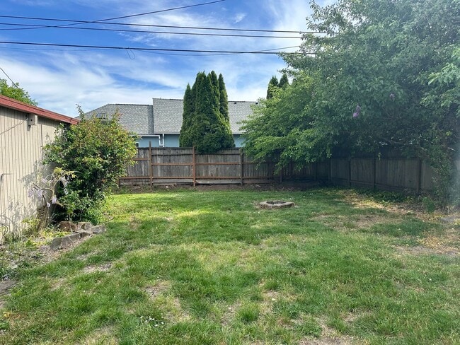Building Photo - Charming 2 bed 1 bath house in a great nei...