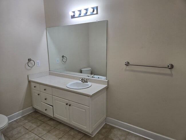 Building Photo - 2 bedroom 2 bathroom Luxury Condo