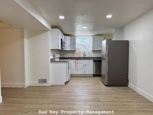 Building Photo - Stansbury Ave Duplex