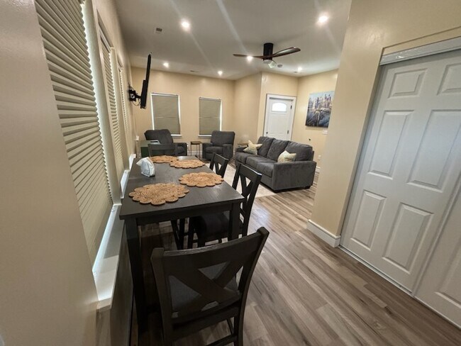 Foto del edificio - 838 Murray Ave