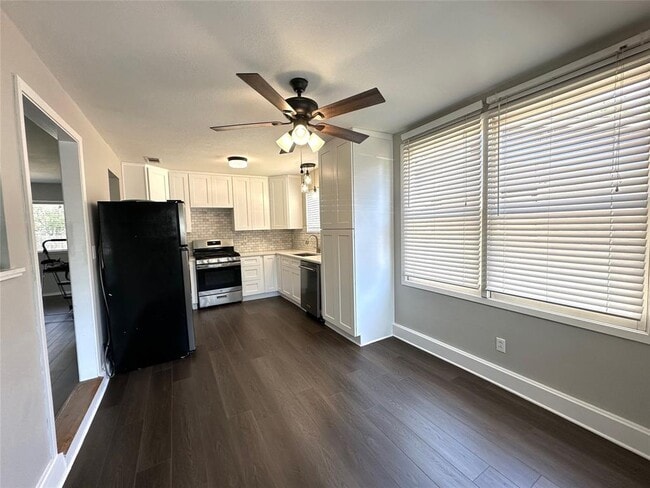 Foto del edificio - 8302 Briarwood Ln