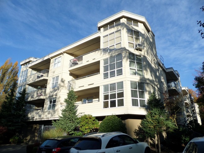 Building Photo - Awesome 2 Bedroom Condo with Secured Parki...