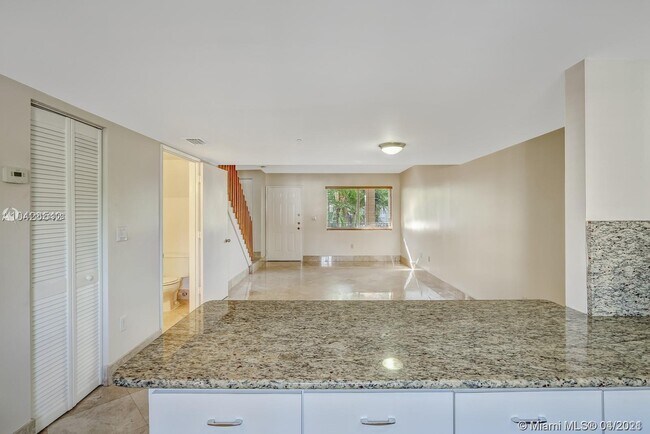 Foto del edificio - 631 NW 82nd Ave