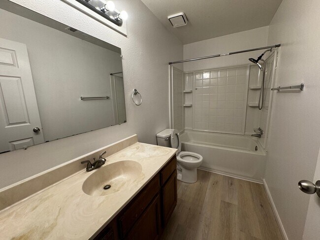 Foto del edificio - 2261 Green Lake Rd NE