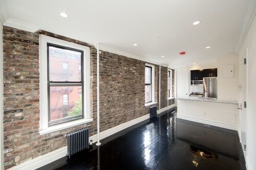 Building Photo - 135 E 4th St
