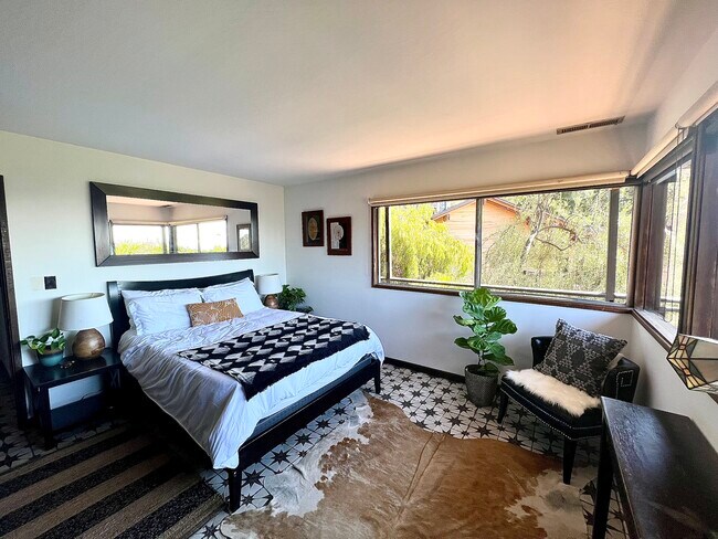 Bedroom - 10 Maybeck Twin Dr