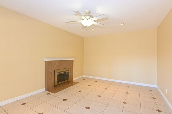 Foto del edificio - Beautiful 5 bed 3 bath, 2 car Garage & Pool, Near Snell & Calero